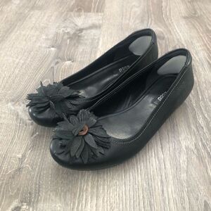 Ecco Black Leather Keystone Flower Slip-On Flats Shoes Women Size 38 EU 7-7.5 US